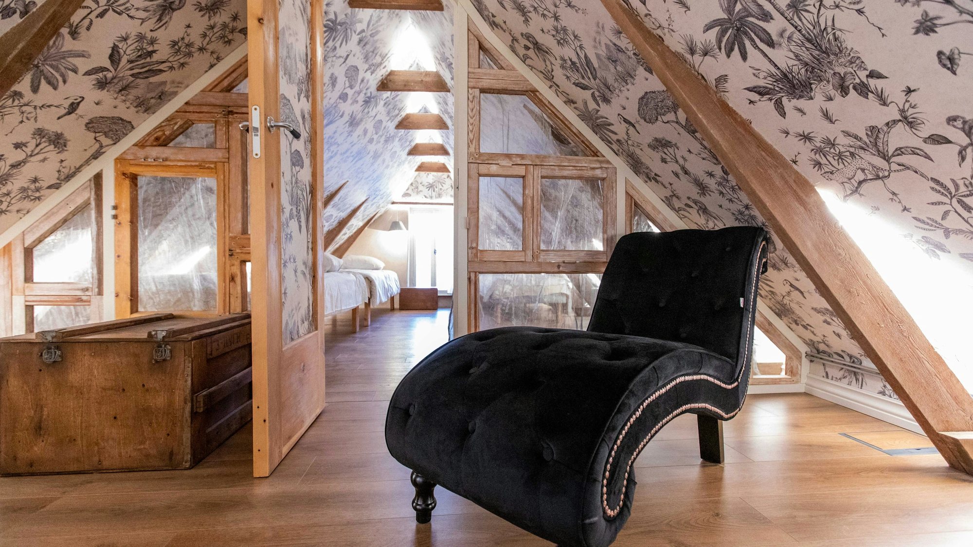 An attic lounge from the Vœrynth estates page